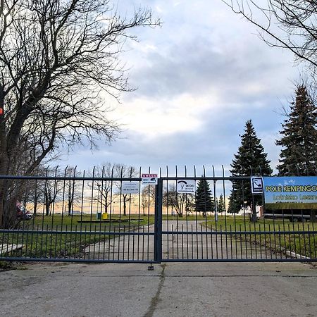 Ostello Baraczek Lotnisko Leszno Leszno  Esterno foto